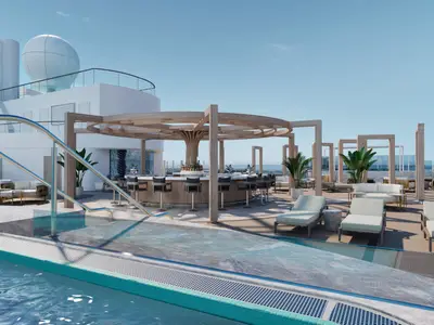 Weitläufiges, modernes Sonnendeck der Norwegian Aura mit Pool, stylischer Bar und gemütlichen Lounge-Bereichen unter klarem Himmel.