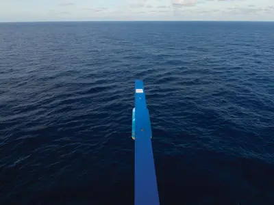 Ansicht des tiefblauen Ozeans von einer blauen Planke ("The Plank") aus, die sich hoch über dem Wasser befindet, an Bord der Norwegian Breakaway.