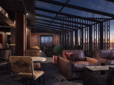 Innenansicht der rockig gestalteten 'The District' Lounge an Bord der Norwegian Encore. Ledersessel und -stuehle stehen vor Ziegelwaenden und grossen Fenstern mit Sonnenuntergangsmeerblick.