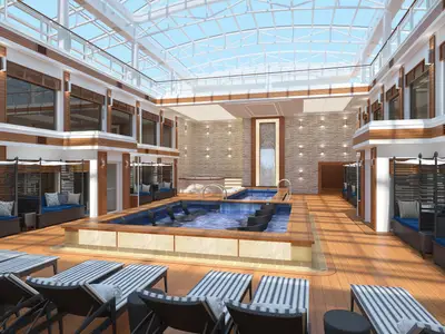 Blick auf den hellen, überdachten Poolbereich The Haven Courtyard der Norwegian Encore. Mehrere Pools, Lounge-Sessel, Tagesbetten und Liegen sind umgeben von mehrstöckiger Architektur.