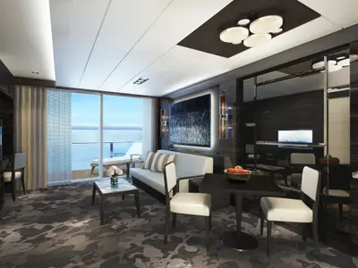 Geräumiger Wohnbereich einer luxuriösen Suite an Bord der Norwegian Encore mit Sofa, Esstisch, TV und großen Fenstern zum Meer und Balkon.