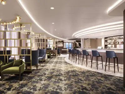 Eine elegante Bar-Lounge an Bord der Norwegian Epic. Im Vordergrund moderne grüne Sessel und eine goldene Raumteiler-Konstruktion. Rechts erstreckt sich eine lange Bar mit Thekenhockern und einer gut bestückten Spirituosenwand.
