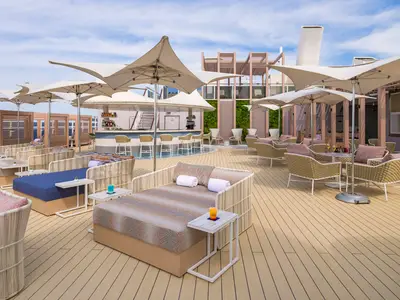 Panoramablick auf das Sonnendeck der Norwegian Epic mit Vibe Beach Club: Eine Bar, moderne Lounge-Möbel, weiße Sonnenschirme und üppige Vegetation an der Wand unter blauem Himmel sind zu sehen.