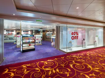 Blick in den Duty-Free-Shop "Jetties" mit Kosmetik und Parfüm (Victoria's Secret, Armani) an Bord der Norwegian Epic. Im Schaufenster ein "40% OFF" Schild.