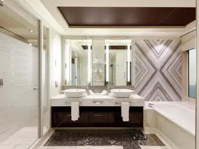 Modernes, luxuriöses Badezimmer an Bord der Norwegian Escape. Es bietet Doppelwaschbecken, eine Badewanne und eine Duschkabine. Elegante Marmorwände und Meerblick durch ein Fenster.