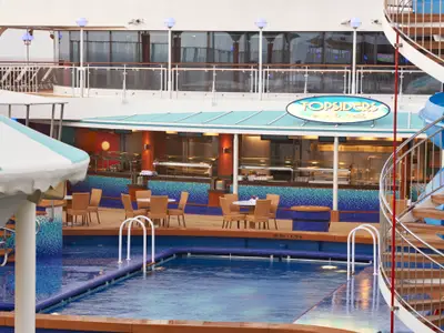 Pooldeck der Norwegian Gem mit 'Topsiders Bar & Grill', Schwimmbecken und Wasserrutsche. Rechts eine Wendeltreppe. Viele Tische und Stühle.