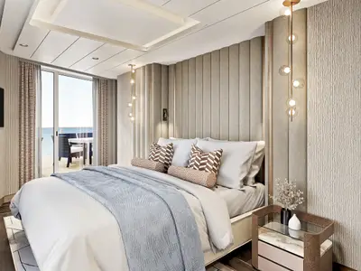 Ein modernes Schlafzimmer der Premier Owner’s Suite an Bord der Norwegian Joy mit Doppelbett, TV und Balkonblick auf das Meer. Helle Farben und elegante Dekoration.
