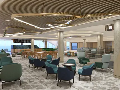 Eine moderne Lounge an Bord der Norwegian Luna. Zahlreiche Sitzbereiche mit Sesseln und Tischen, eine Bar und große Fenster mit Meerblick sind zu sehen. Die Decke ist mit Lichtinstallationen und Holzlamellen gestaltet.