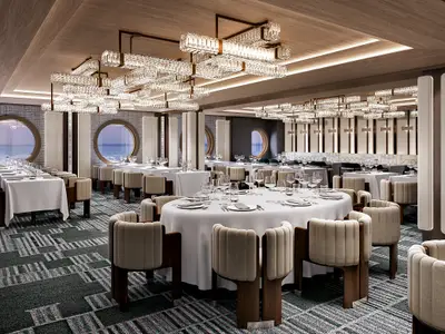 Speisesaal Commodore Room an Bord der Norwegian Luna mit gedeckten Tischen, beigen Sesseln und Meerblick durch Bullaugen. Kristallleuchter schmücken die Decke. Ein luxuriöses Rendering.