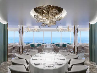 Blick in das stilvolle Hudson's Hauptrestaurant an Bord der Norwegian Luna mit Tischen am Fenster und weitem Meerblick.