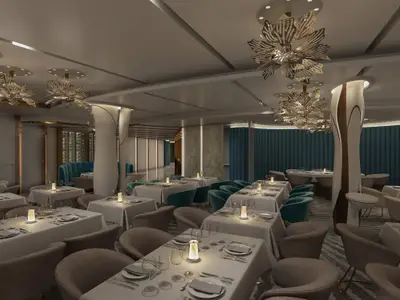 Ein elegantes Restaurant-Rendering an Bord der Norwegian Luna mit vielen weiss gedeckten Tischen, grauen Stühlen, türkisfarbenen Akzenten und auffälligen, blumenförmigen Gold-Kronleuchtern an der Decke.