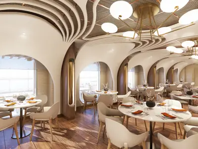 Elegantes Restaurant Onda by Scarpetta an Bord der Norwegian Luna. Gedeckte Tische, Meerblick durch große Fenster. Kunstvolle Decke mit Beleuchtung schafft luxuriöses Ambiente.