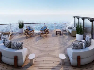 Rendering der Indulge Outdoor Lounge auf dem Sonnendeck der Norwegian Luna mit verschiedenen Rattan- und Polstermöbeln, Tischen, Pflanzen und weitem Meerblick.