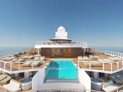 Sonnendeck der Norwegian Luna mit gläsernem Pool und Liegestühlen. Im Hintergrund Schiffsaufbauten, weite See und blauer Himmel.
