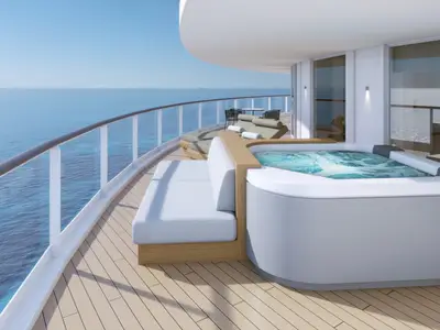 Blick auf den grosszügigen Balkon der Haven Premier Owner's Suite auf der Norwegian Luna. Er verfügt über einen Whirlpool, eine Liegefläche und eine Sitzbank mit Meerblick.