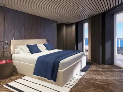 Ein Rendering zeigt ein luxuriöses Schlafzimmer der Norwegian Luna mit großem Bett, blauen Kissen und Decke, dunklen Holzwänden und einem Balkon mit Meerblick.