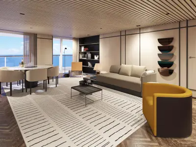 Eine luxuriöse Suite an Bord der Norwegian Luna mit offenem Wohn- und Essbereich. Große Fensterfronten bieten direkten Meerblick. Moderne Möbel und Kunstwerke prägen das Interieur.