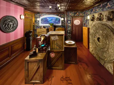 Prima Escape Room an Bord der Norwegian Prima: Mit Holzkisten, Grammophon, Medusa-Skulptur und Maya-Kalender inszeniert, schafft er eine abenteuerliche Stimmung.