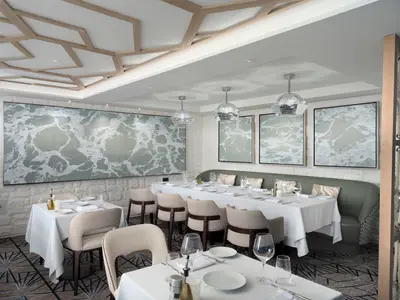 Elegantes Restaurant an Bord der Norwegian Prima. Gedeckte Tische, bequeme Stühle, grüne Bankette. Wände mit Kunstwerken schaumiger Meereswellen. Moderne Hängelampen.