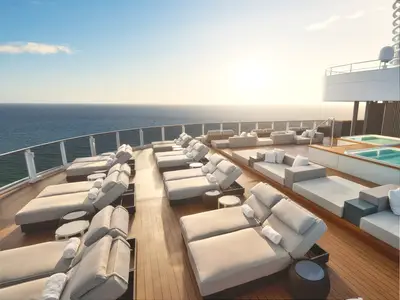 Das weite Sonnendeck der Norwegian Prima mit zahlreichen Liegen, Daybeds und zwei Whirlpools bietet einen traumhaften Meerblick. Perfekter Ort zur Entspannung.