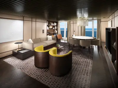 Der grosszügige Wohn- und Essbereich einer luxuriösen Suite an Bord der Norwegian Prima. Elegantes Mobiliar, ein Esstisch, Sofa, Sessel und ein Balkon mit weitem Meerblick sind zu sehen.