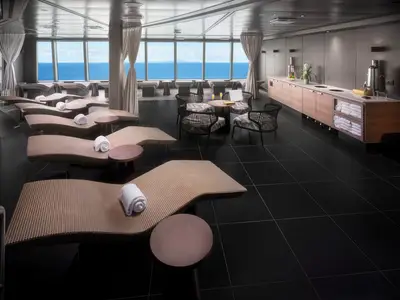 Entspannungsbereich Mandara ThermalSuite an Bord der Norwegian Spirit mit Liegen, Meerblick und Wellness-Bar.