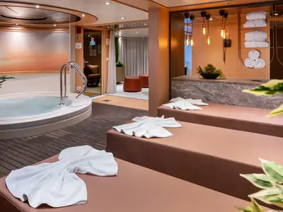 Spa-Bereich der Viktoria mit Whirlpool, Ruheliegen, Handtüchern und einer Theke. Warme Farben dominieren den Raum.