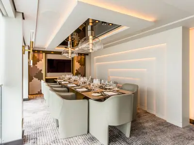 Luxuriöser Vintage Room an Bord der Riverside Ravel mit langer, festlich gedeckter Tafel und eleganten Stühlen. Stilvolle Lichtinstallationen schaffen eine besondere Atmosphäre.