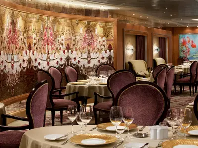 Innenansicht eines eleganten Restaurants mit zahlreichen gedeckten Tischen, bereit für Gäste. Eine große, kunstvolle Wanddekoration mit Kronleuchter- und Blumenmotiven dominiert den Hintergrund.
