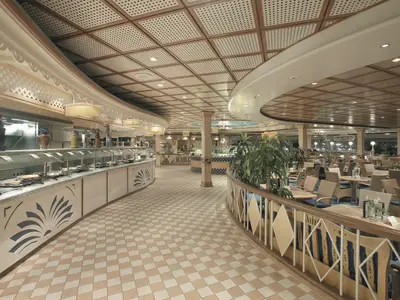 Ein weitläufiges Buffetrestaurant an Bord der Explorer of the Seas, mit langer Essensausgabe, eleganten Sitzecken und dekorativer Decke, bereit für Gäste.