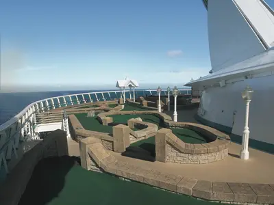 Ein sonniges Deckfoto der Explorer of the Seas zeigt eine Minigolfanlage mit Steinumrandung, Rasenflächen und weißen Laternen. Im Hintergrund sind das blaue Meer und der Himmel zu sehen.