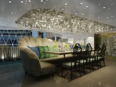Essbereich auf der Harmony of the Seas. Sichtbar sind eine Sitzbank, Tische mit Gläsern, Stühle, eine aufwendige Deckenleuchte und eine dekorierte Wand.