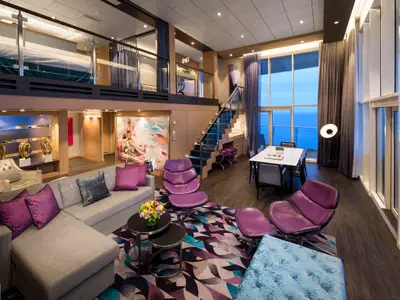 Geräumige, zweistöckige Suite auf der Harmony of the Seas. Unten sind Wohn- und Essbereich mit Meerblick zu sehen, oben ein Schlafzimmer.