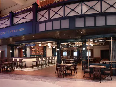 Das Pub 'Point & Feather' auf der Icon of the Seas zeigt eine lange Bar, gemütliche Sitzbereiche und Hinweise auf Darts, Spirituosen und Live-Musik.