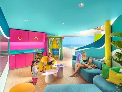 Ein lebhaftes Familienzimmer auf der Legend of the Seas. Eine Frau mit Baby sitzt auf einem blauen Sofa, zwei Mädchen spielen. Im Hintergrund eine pinke Küchenzeile und ein Ausblick auf das Meer.