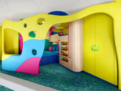 Ein farbenfrohes Kinderzimmer an Bord der Legend of the Seas. Zu sehen sind ein gelb-blau-pinker Spielbereich, Etagenbetten und ein grüner Blattmuster-Teppich.