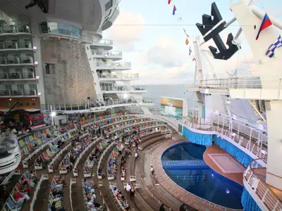 Das AquaTheater der Oasis of the Seas, ein Freilichttheater mit Pool, Kletterwand und Zuschauern an Deck, mit Blick aufs Meer.