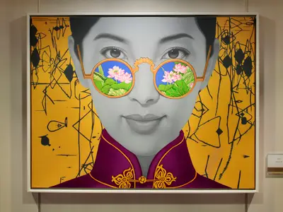 Gemälde einer Frau im Cheongsam. Ihr Gesicht ist grau, die Brille spiegelt Lotusblumen wider. Gelber Hintergrund mit abstrakten Linien.