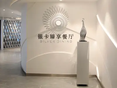 Eingang Silver Dining Restaurant, Spectrum of the Seas. Silberne Wanddekoration, Pfauenskulptur. Modernes Interieur.