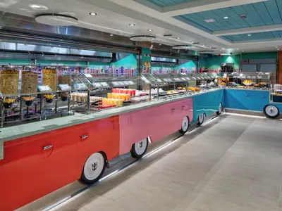 Buffetbereich an Bord der Star of the Seas mit bunten Theken im Van-Design. Es gibt Müsli, Desserts und warme Speisen in einem hellen, modernen Raum.