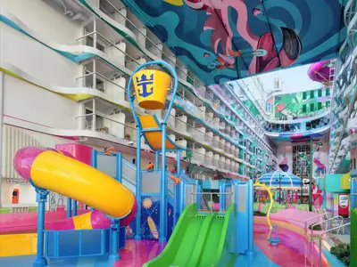Farbenfroher Wasserpark an Bord der Star of the Seas, mit Rutschen, großem Kippeimer und Kabinenbalkonen. Die Decke zeigt bunte maritime Motive.