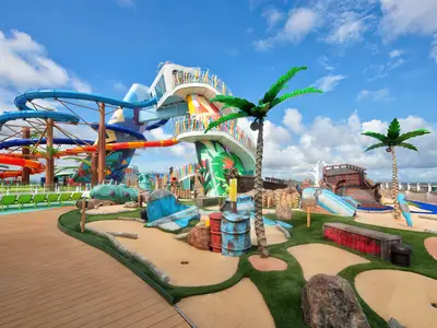 Das Deck der Star of the Seas zeigt einen großen Wasserpark mit bunten Rutschen und eine thematische Minigolfanlage. Künstliche Palmen und maritime Dekorationen sind unter blauem Himmel sichtbar.