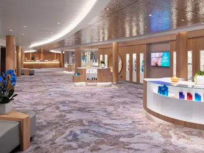 Star of the Seas: Moderner Spa-Bereich mit Rezeption, Produktauslagen, Sitzbereichen, Holzelementen und gemustertem Teppich.