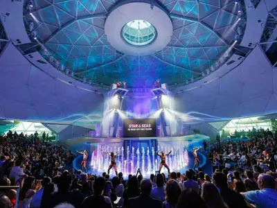 Im AquaDome der Star of the Seas findet eine farbenprächtige Bühnenshow statt. Tänzer und Wasserfontänen begeistern das Publikum unter einer beleuchteten Kuppel.