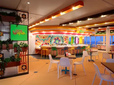 Farbige Bar- und Restaurantzone, El Loco Fresh und Cantina Fresca, der Wonder of the Seas. Theke, Hocker, Tische, Stühle und Meerblick.