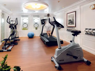 Der helle Fitnessbereich an Bord der Sea Cloud Ii bietet Laufband, Heimtrainer, Hanteln und Gymnastikball.