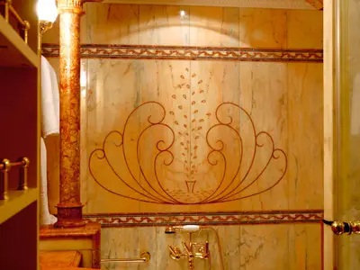 Kunstvolles Marmormosaik mit Springbrunnen-Motiv im luxuriösen Badezimmer an Bord der Sea Cloud Ii.