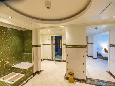 Der edle Wellnessbereich an Bord der Sea Cloud Spirit mit grünen Mosaikfliesen, Dampfbad und Entspannungsliegen.