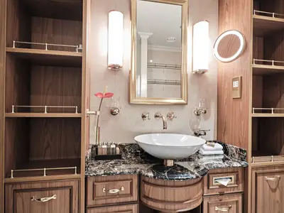 Marmor-Waschtisch und edle Holzverkleidungen im luxuriösen Badezimmer an Bord der Sea Cloud Spirit.