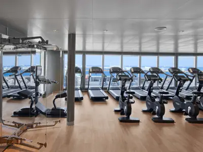 Das helle Fitness-Studio an Bord der Seabourn Encore bietet moderne Laufbänder und Trainingsräder mit Panoramablick auf das Meer.
